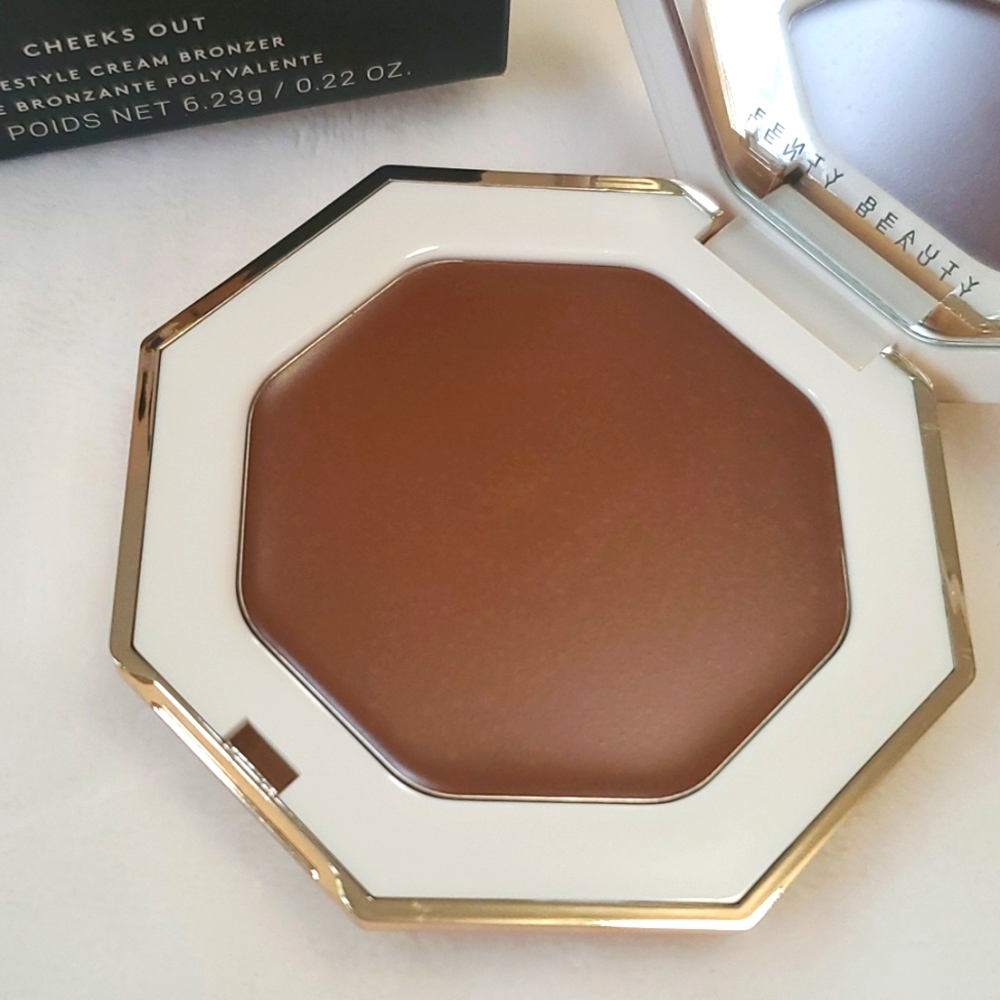 NIB Fenty Beauty by Rihanna Cheeks Out Freestyle Cream Bronzer in 06 Cho… - Picture 2 of 7